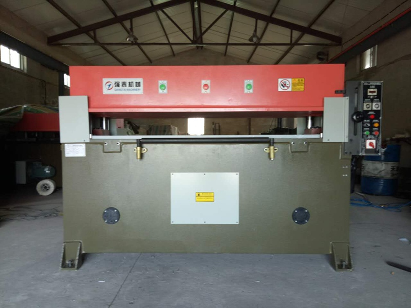 精密四柱液压裁断机