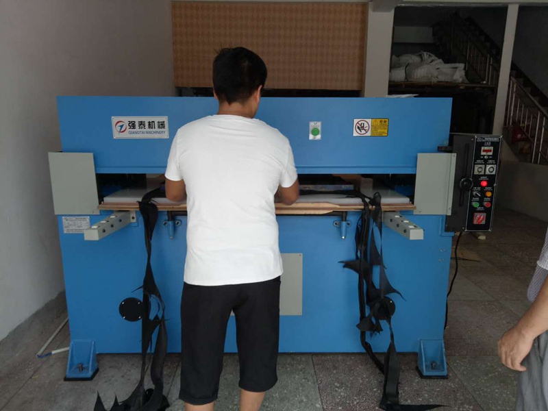 精密四柱液压裁断机